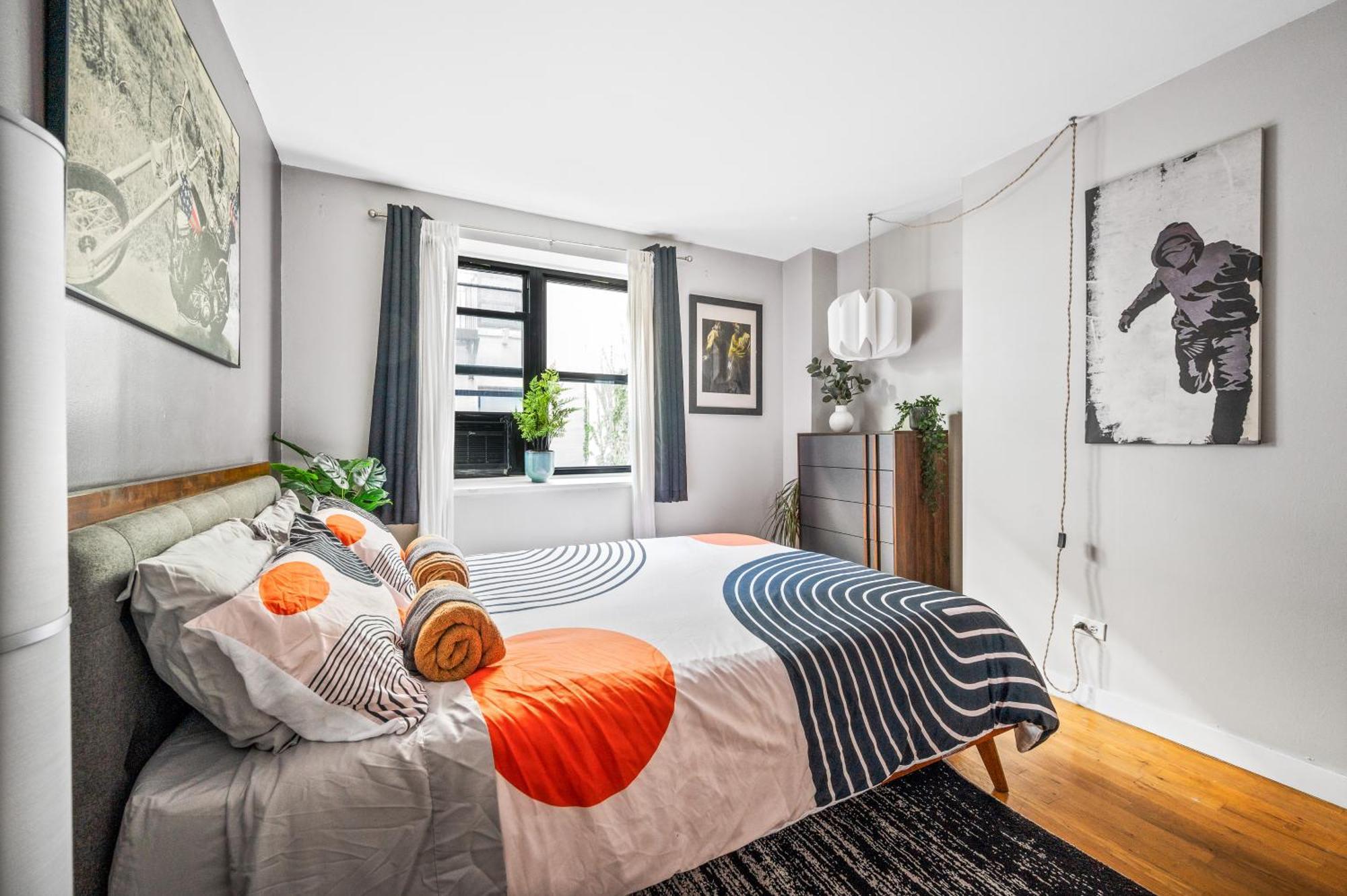 Modern Monthly Lower East Side One Bedroom Apartment *
