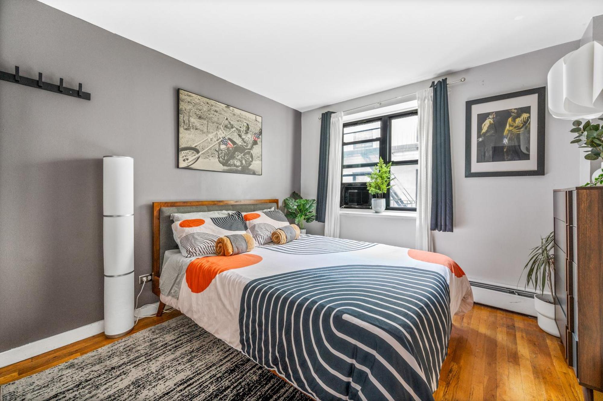 Modern Monthly Lower East Side One Bedroom Apartment *