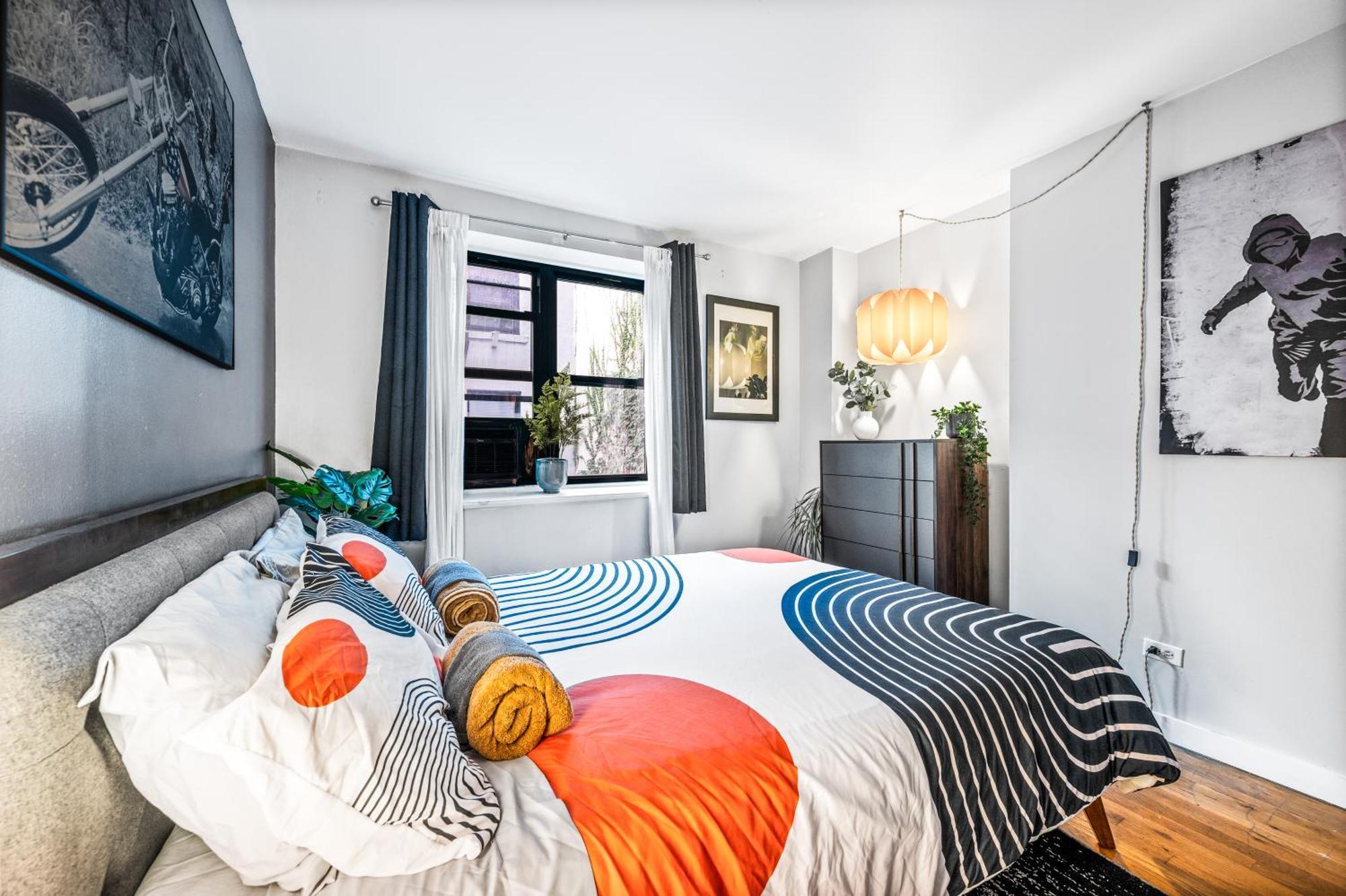 Modern Monthly Lower East Side One Bedroom Apartment *